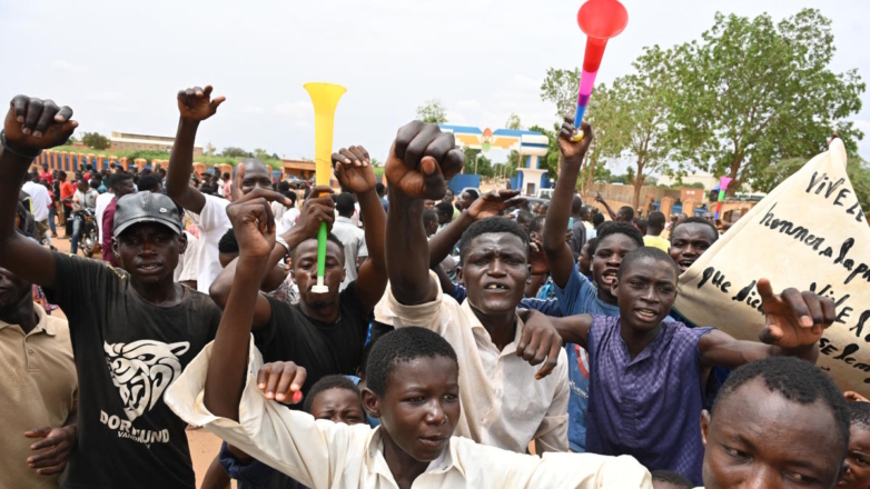 Сторонники мятежников в Нигере проводят демонстрацию около французской военной базы