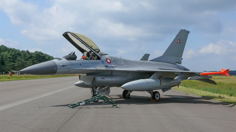 Reuters: Дания начала обучать украинских пилотов полетам на истребителях F-16