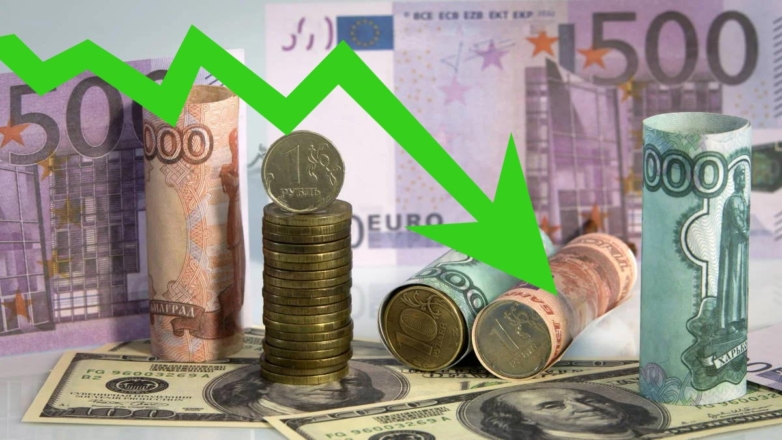 Курс евро опустился ниже 104 рублей впервые с 4 августа