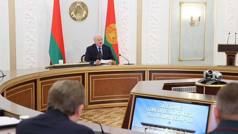 Лукашенко обвинил НАТО в наращивании военного присутствия вокруг Белоруссии