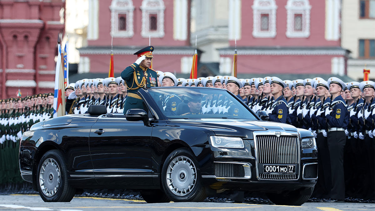 Министр обороны РФ Сергей Шойгу на автомобиле Aurus во время проведения парада в Москве