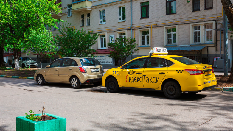 В Госдуме предложили ограничить парковку такси в жилой зоне
