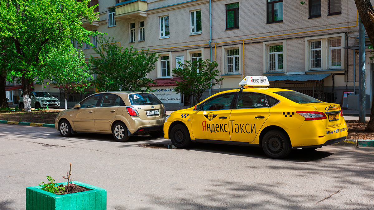 В Госдуме предложили ограничить парковку такси в жилой зоне