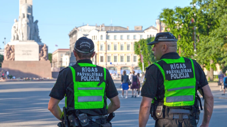 Полиция Латвии запретила приносить цветы к российскому посольству в Риге