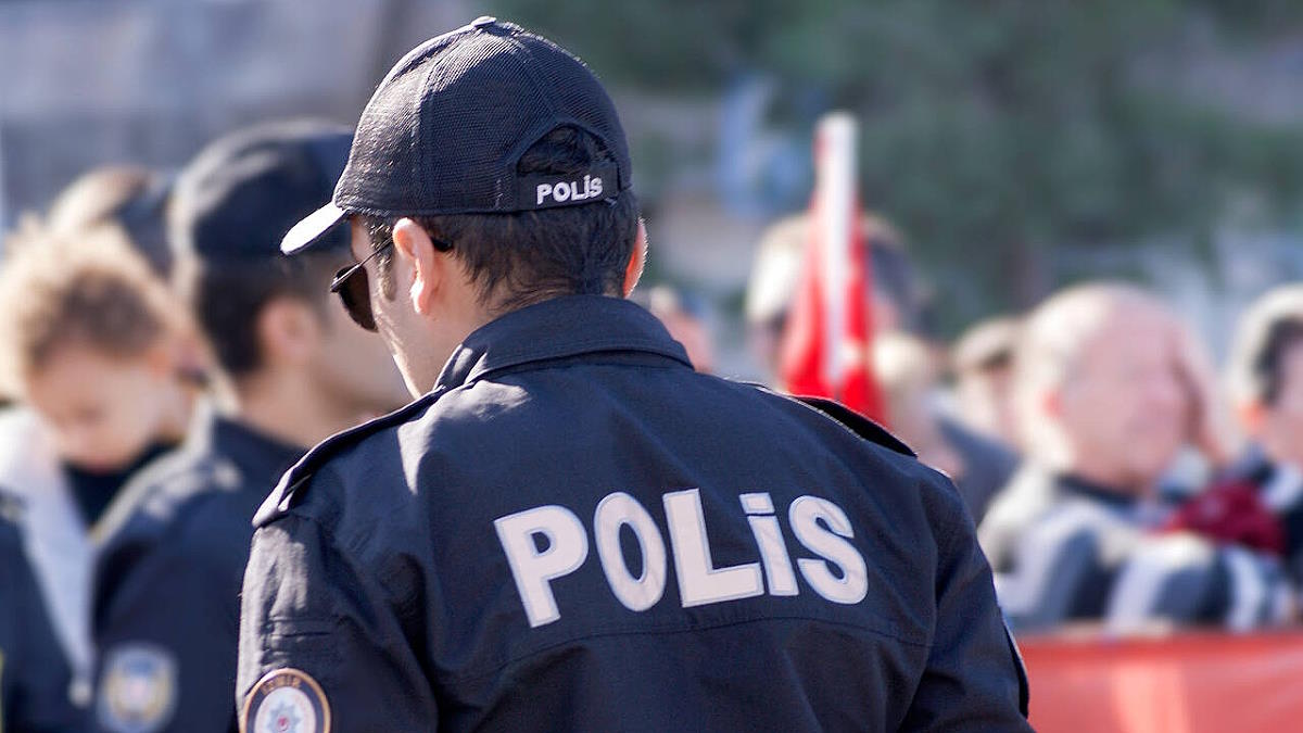Полицейский в Турции застрелил двух коллег