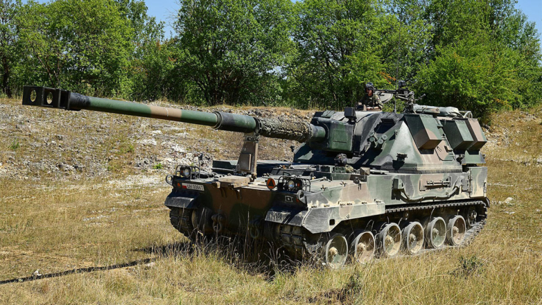 Польские механики ремонтируют САУ Krab у линии фронта на Украине