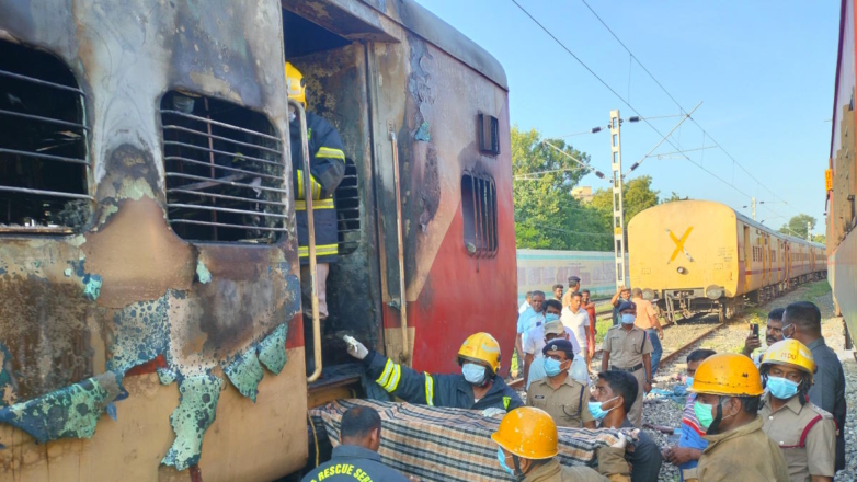 Девять человек погибли в пожаре в вагоне поезда на юге Индии