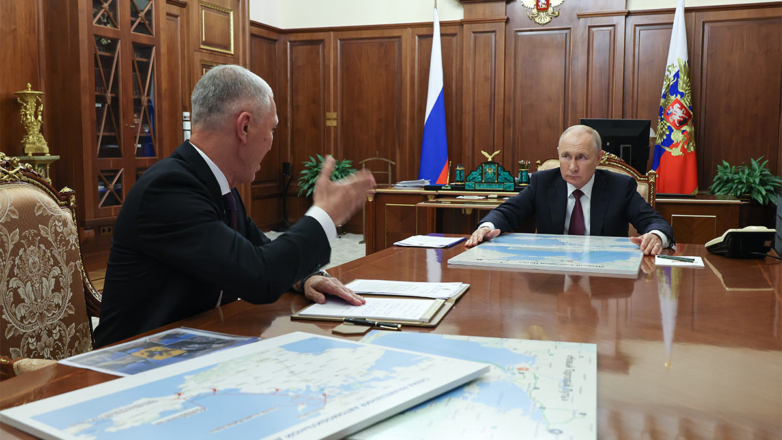 Президент России Владимир Путин и врио губернатора Херсонской области Владимир Сальдо (справа налево)