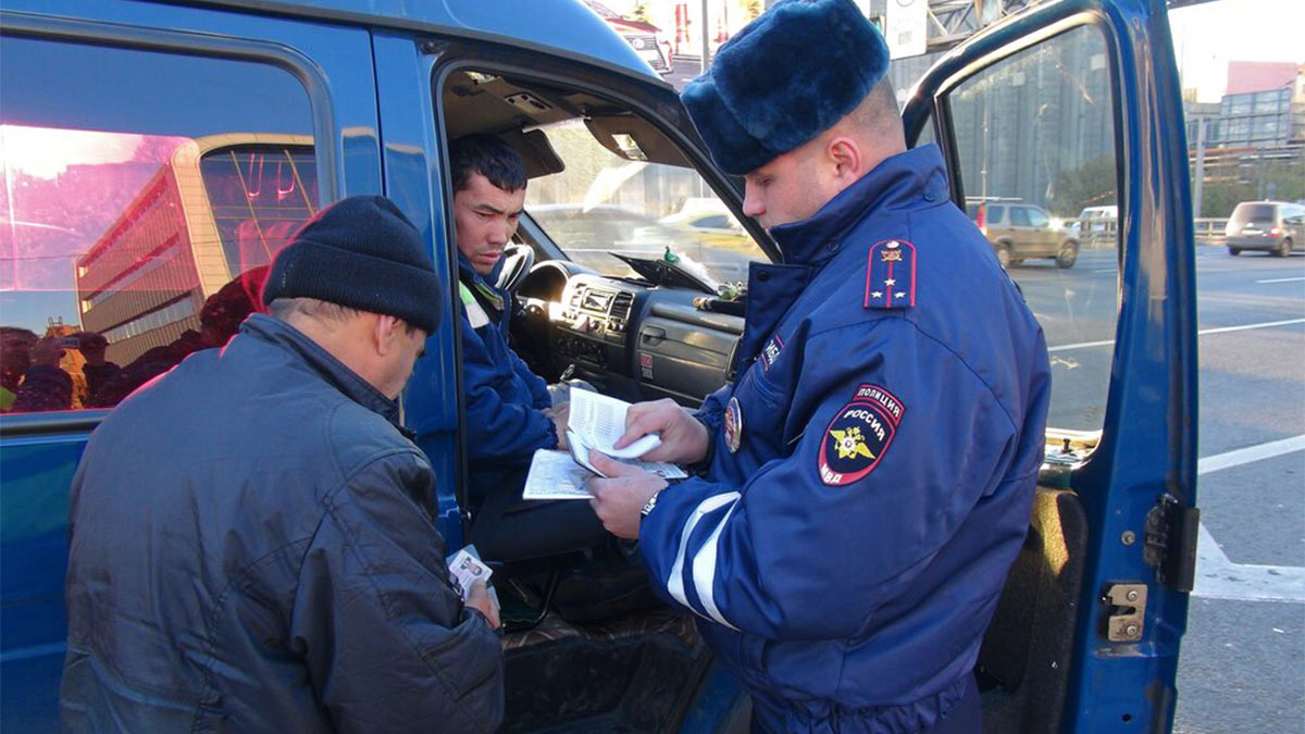 Проверка докуменов сотрудником ДПС на ТТК в Москве