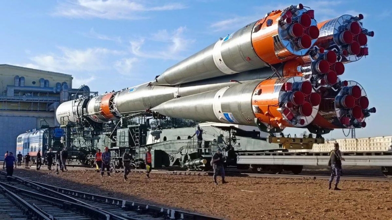 Ракету "Союз" с кораблем "Прогресс МС-24" установили на Байконуре