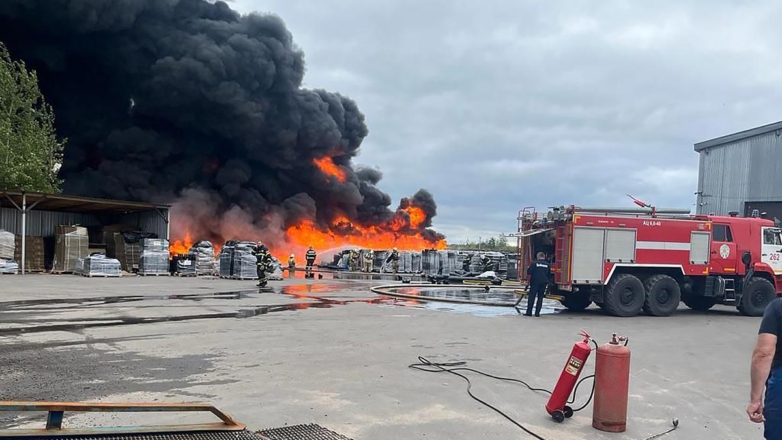 Пожар на складе в Раменском локализовали на площади 2700 квадратных метров