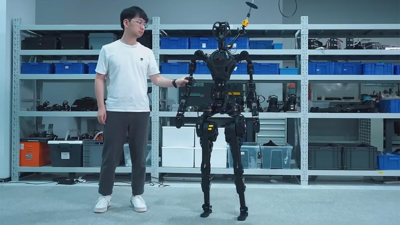 В Китае планируют массовое производство человекоподобного робота с ИИ