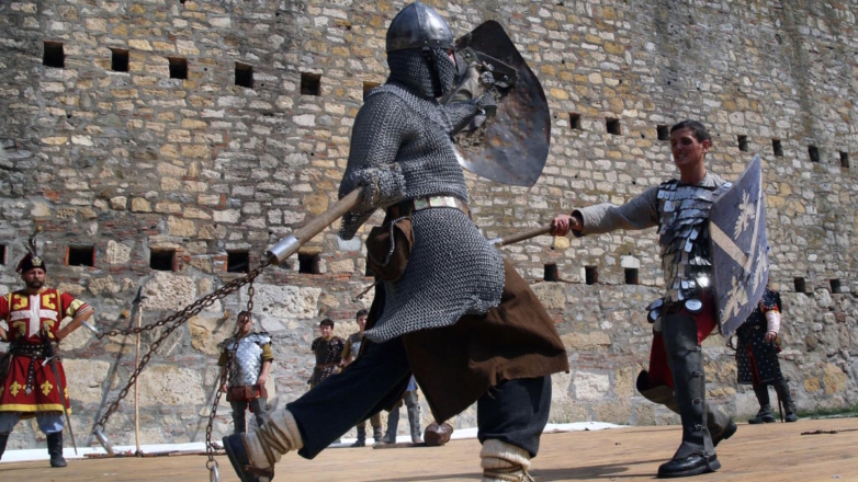 Россияне победили в групповых боях на рыцарском фестивале в Сербии