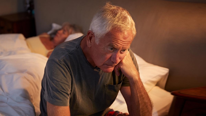 Слишком высокая температура воздуха может ухудшить сон пожилых людей на 10%
