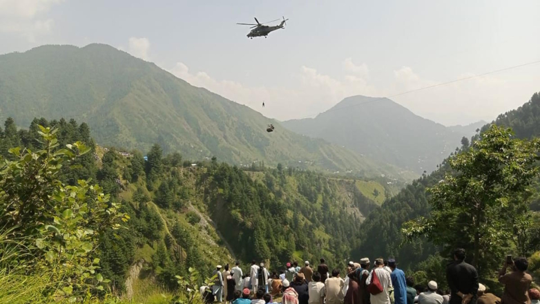 Спасены восемь человек, застрявших на высоте в 300 метров в Пакистане