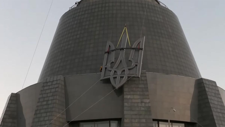 Рабочие подняли трезубец на щит монумента "Родина-мать" в Киеве