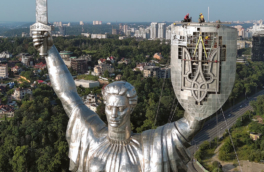 В Киеве завершили установку трезубца на статую "Родина-мать"