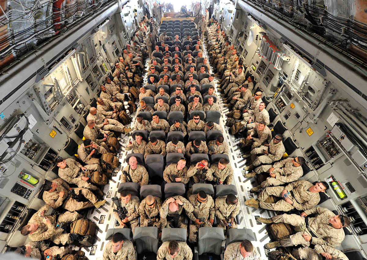 Американские военнослужащие в самолете перед вылетом в Афганистан из американского транзитного центра Манас