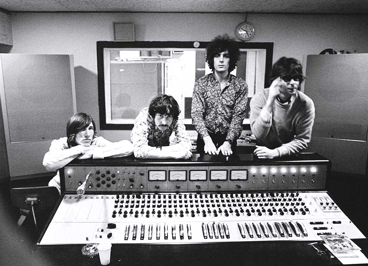 Группа Pink Floyd в студии звукозаписи