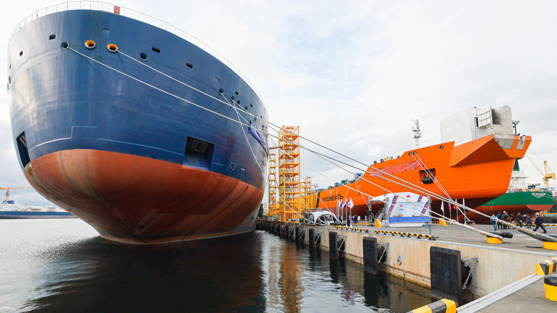 Двум новым танкерам ледового класса в России присвоили имена