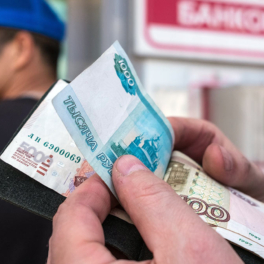 Лимит в 100 тысяч рублей для переводов без открытия счета заработал в России