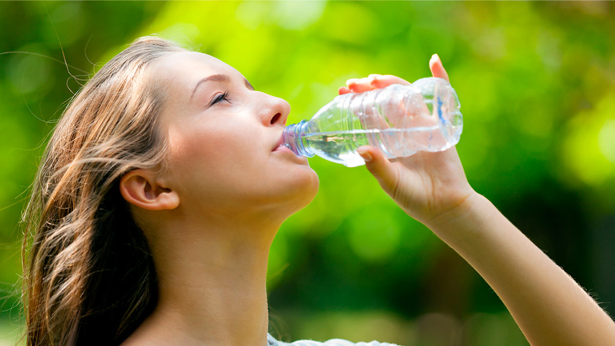 Жара пейте воду. Девушка пьет воду жара. Жара люди пьют воду. Жара и пьет человека. Человек пьет воду в жару.