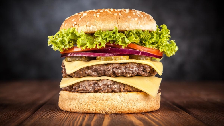 Какой сегодня праздник: 15 сентября – День двойного чизбургера