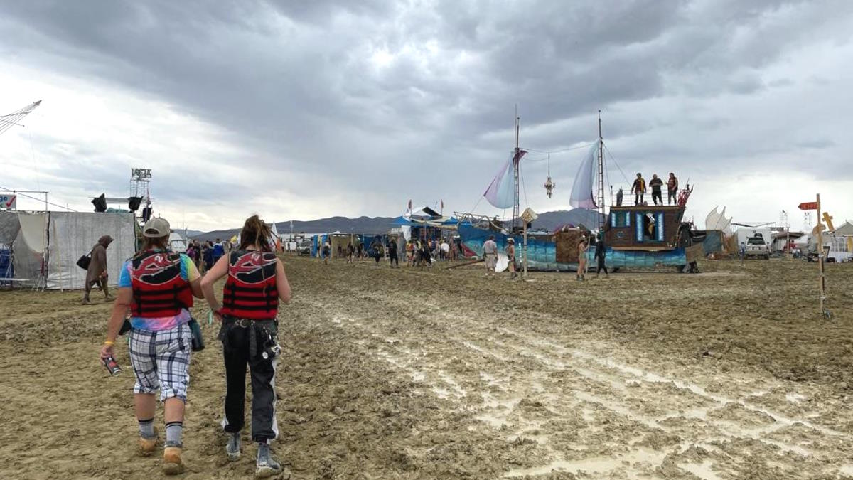 Тысячи посетителей Burning Man застряли в пустыне из-за проливных дождей