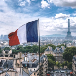 Лопасти рухнули со знаменитой мельницы на кабаре "Мулен Руж" в Париже