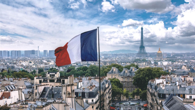 Лопасти рухнули со знаменитой мельницы на кабаре "Мулен Руж" в Париже