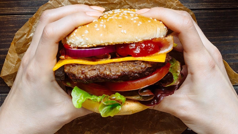 Ставку НДС на гамбургеры и чизбургеры поднимут до 20%