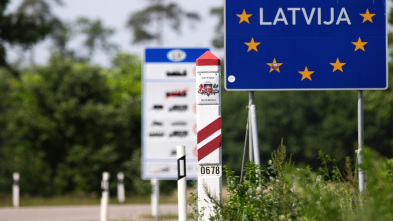 СМИ: Латвия готовится закрыть 2 пункта пропуска на границе с Россией
