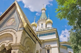 Прихожане закрытой русской церкви в Софии молятся у дверей храма