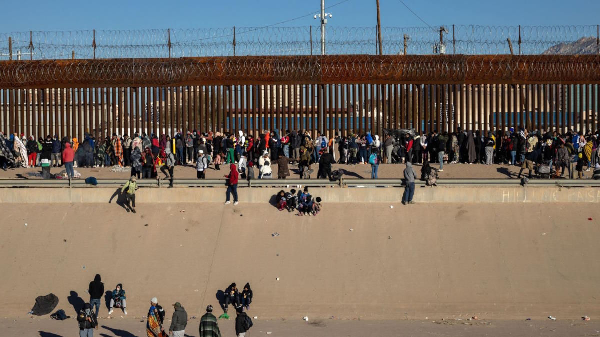 NYP: центры с нелегальными мигрантами у границы США и Мексики заполнены на 245%