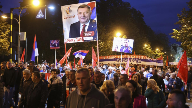 Боснийские сербы провели митинг в поддержку своего лидера Милорада Додика