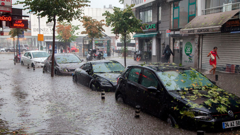 В Стамбуле около 1,8 тысячи зданий затоплены из-за ливней