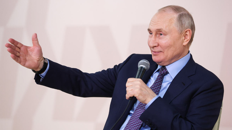 Путин пошутил над Грефом в ответ на просьбу предоставить миллиард из бюджета