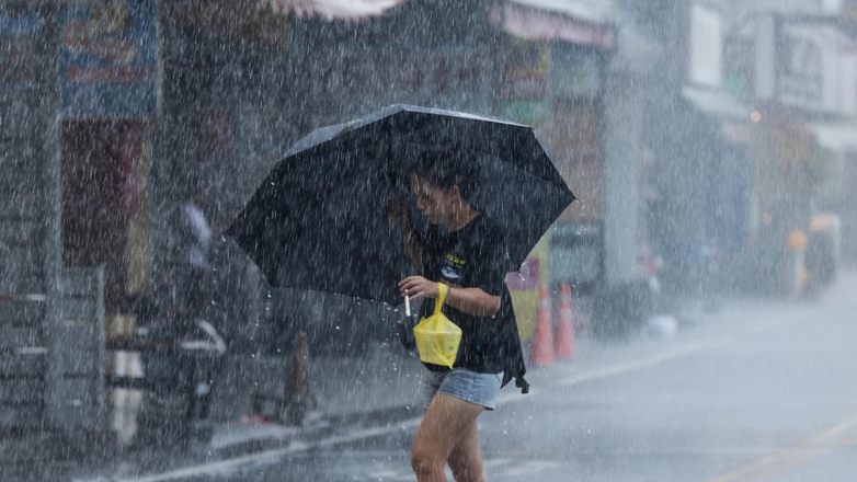 В Японии хотят эвакуировать более 150 тысяч жителей из-за тайфуна "Юаньян"