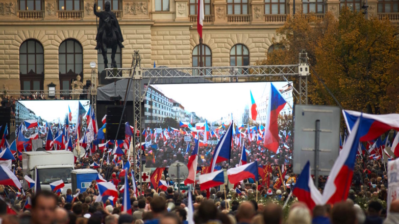 Тысячи человек провели антиправительственный митинг в центре Праги