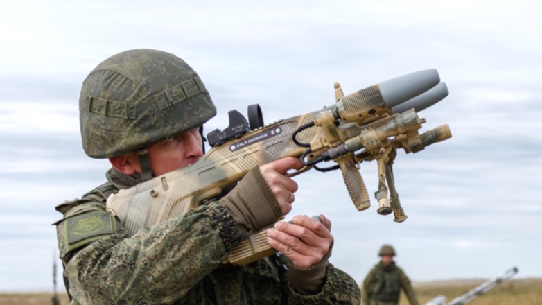 Российский военнослужащий с антидроновым ружьём