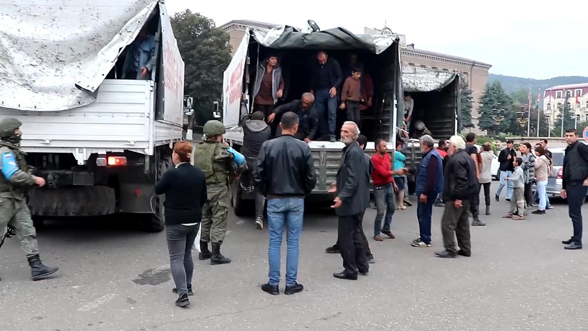Миротворцы РФ сопроводили 3 колонны с жителями из Степанакерта в Армению