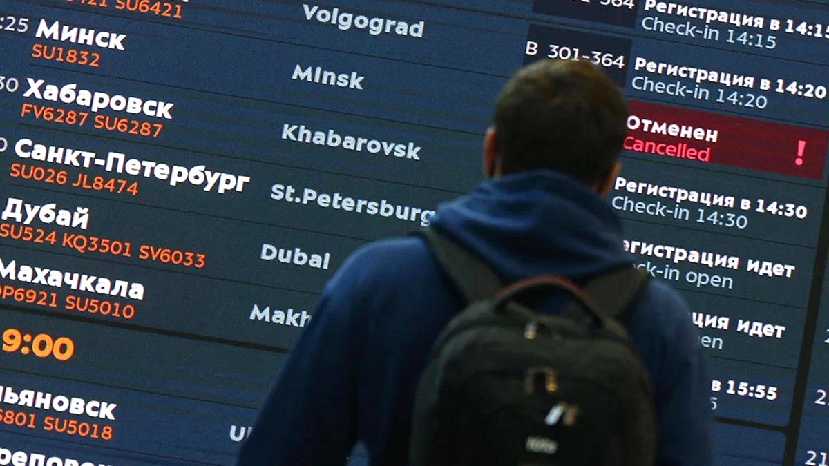 Более 30 рейсов задержали и отменили в Москве