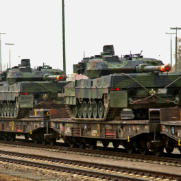 На Поклонную гору в Москве доставили трофейные танки Leopard
