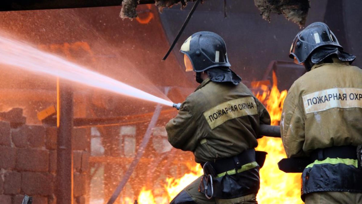 Сотрудники МЧС спасли 20 человек во время пожара в Приморье