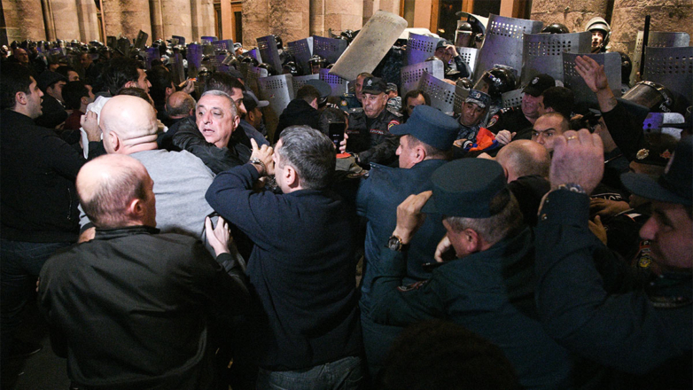 У здания правительства в Ереване начались задержания митингующих