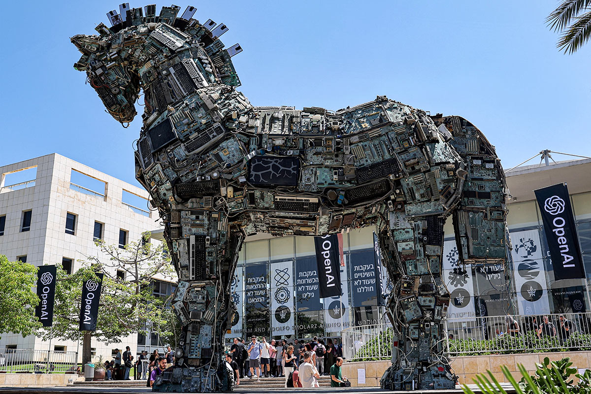 Инсталляция "Троянский конь", построенная из микроэлектронных плат и других компьютерных компонентов в Израиле