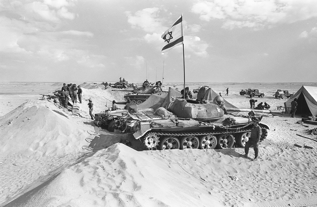 Израильское бронетанковое подразделение в своем лагере на восточном берегу Суэцкого канала