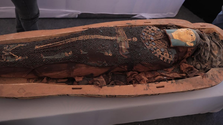 Археологи нашли на древнем кладбище в Египте свиток из "Книги мертвых" и мумию