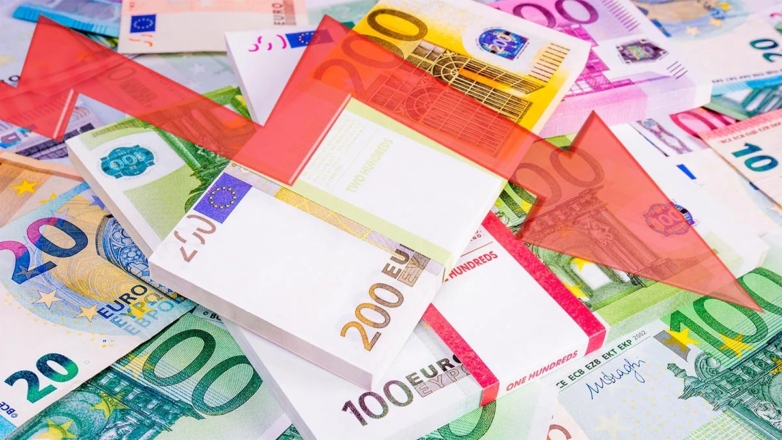 Курс евро опустился ниже 98 рублей впервые с 5 июля