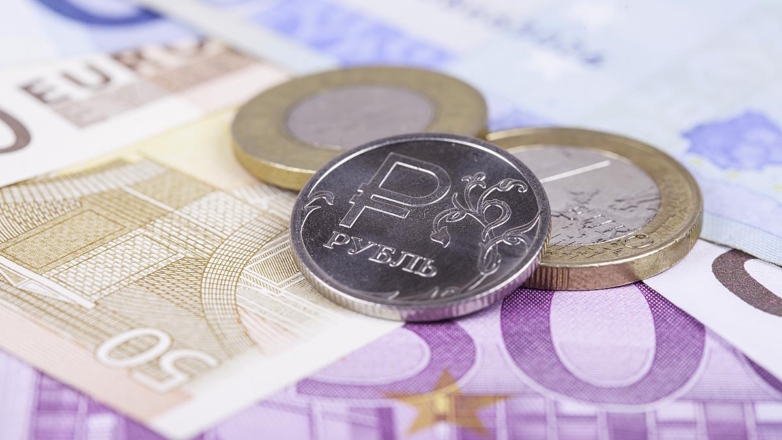 Евро опустился до 99 рублей впервые с 11 июля
